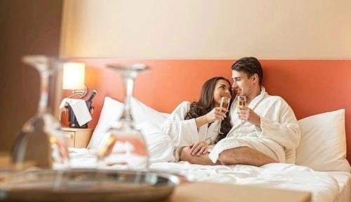 Stay In A Hotel With A Girlfriend